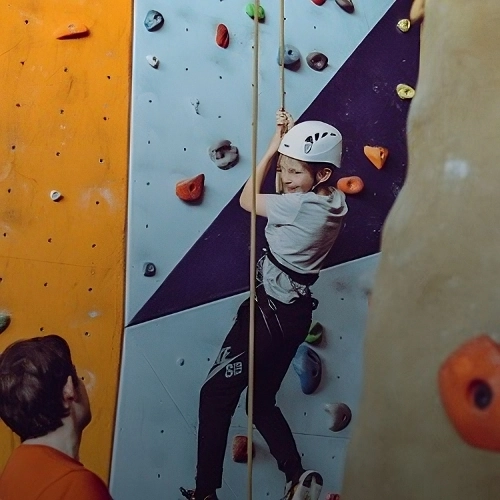 Uma pessoa escalando uma parede interna com rochas