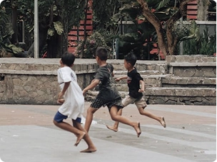 Criança correndo em uma comunidade