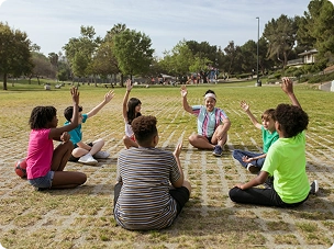 Grupo de pessoas sentados na grama