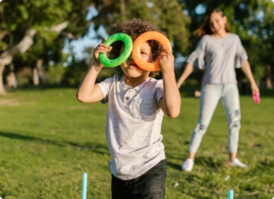 Criança brincando com argolas em um parque